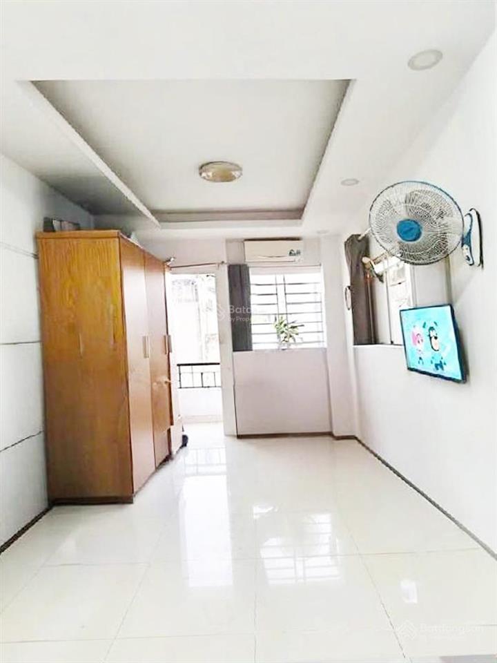 Nhà gần nguyễn tri phương q10, hẻm xe hơi thông. gần nhiều chợ và nhiều trường đại họccao đẳng.