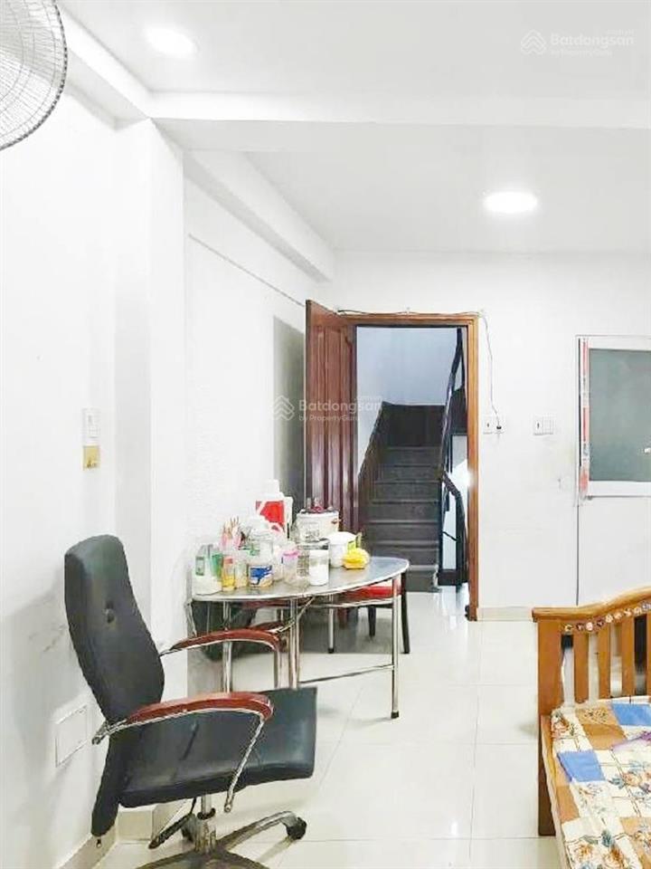 Nhà gần nguyễn tri phương q10, hẻm xe hơi thông. gần nhiều chợ và nhiều trường đại họccao đẳng.