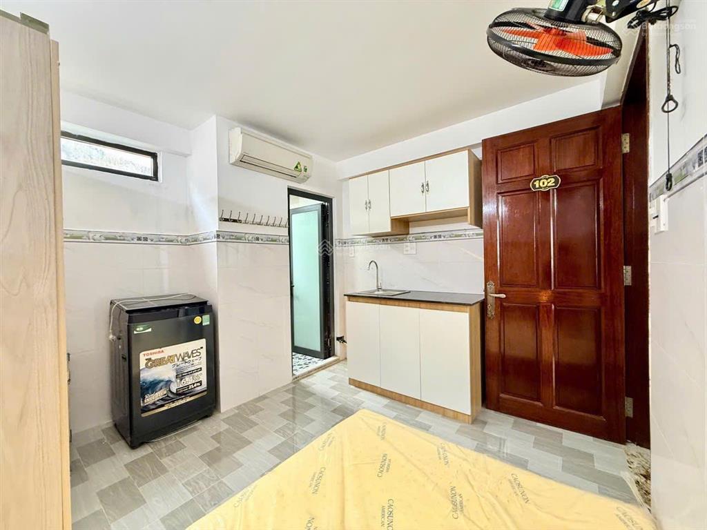 Căn hộ dịch vụ ngay âu cơ và lê đại hành, hẻm 4m đang cho thuê có dòng tiền ổn định.