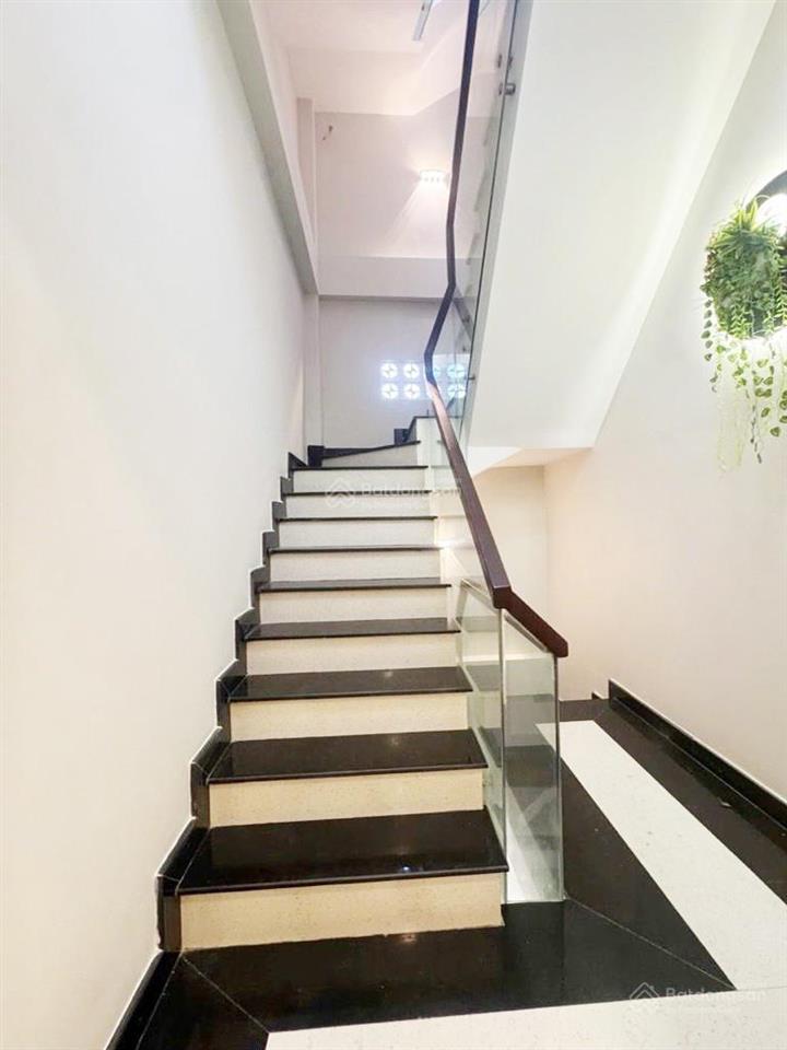 Nhà đường lãnh binh thăng, hẻm ôtô tránh nhau đậu được ngày đêm thoải mái, tiện ích bao quanh.