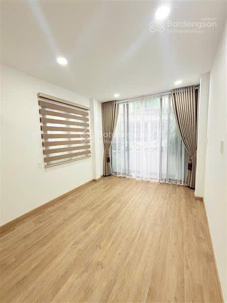 Hẻm xe hơi đậu ngay cửa , nhà đường đặng văn ngữ , gần sân bay , khu hiếm nhà bán .