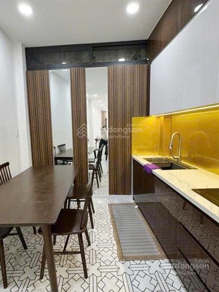 Hẻm xe hơi đậu ngay cửa , nhà đường đặng văn ngữ , gần sân bay , khu hiếm nhà bán .