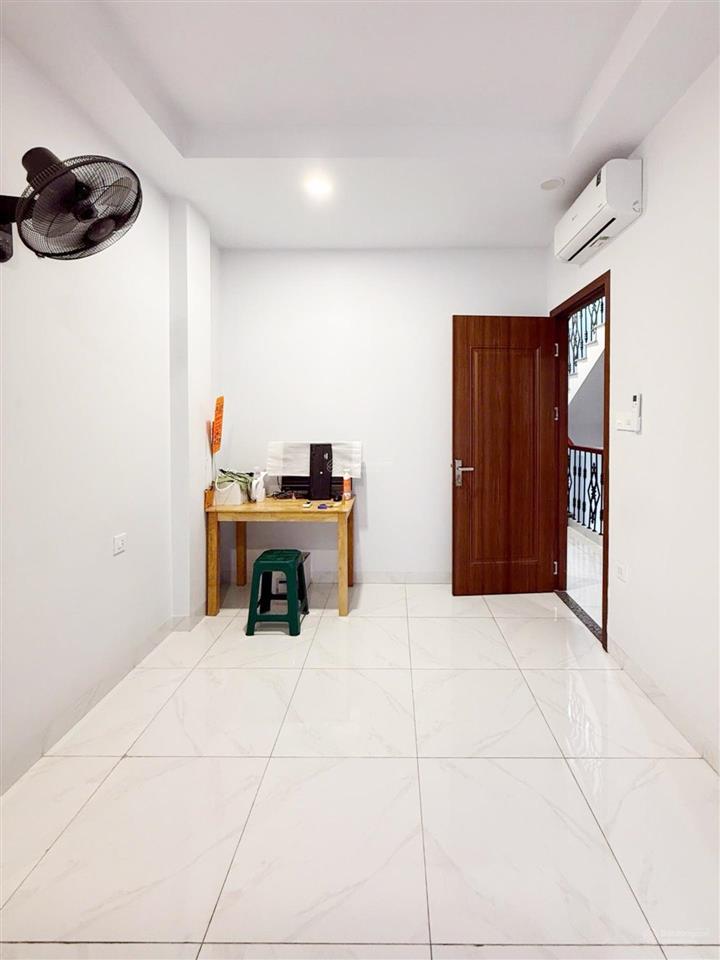 Hẻm ôtô đường lý thường kiệt , tiện đầy đủ , thuận tiện di chuyển và kinh doanh .