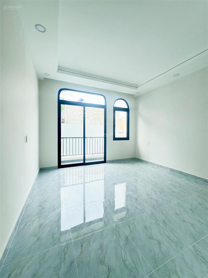 Nhà lạc long quân ngay công viên đầm sen, hẻm xe hơi, khu dân trí, tiện ích bao quanh, nhà mới xây.