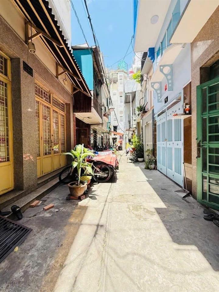 Nhà đường lạc long quân gần chợ tân bình, đại học bách khoa, khu dân trí, thuận tiện di chuyển.