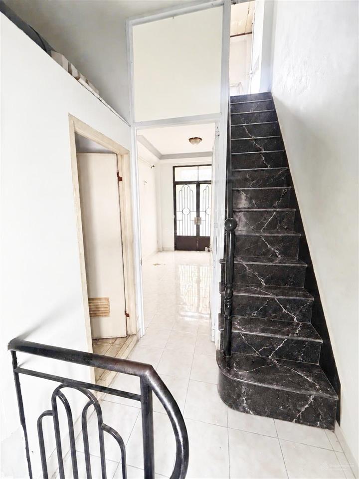 Nhà trần bình trọng ngay khu ẩm thực hồ thị kỷ, hẻm 4m, di chuyển dễ dàng các quận trung tâm.