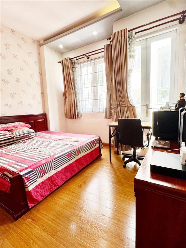 Nhà lạc long quân, sát công viên đầm sen, hẻm xe hơi thông khắp nơi, khu dân trí tiện ích bao quanh