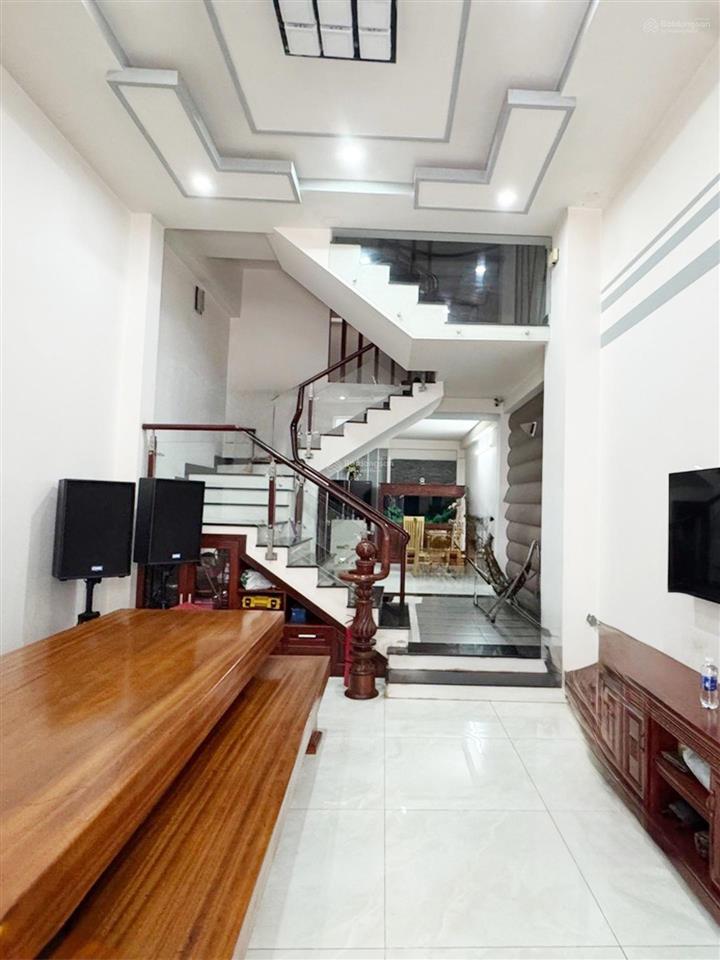 Nhà lạc long quân, sát công viên đầm sen, hẻm xe hơi thông khắp nơi, khu dân trí tiện ích bao quanh