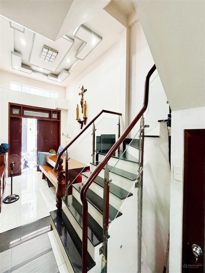 Nhà lạc long quân, sát công viên đầm sen, hẻm xe hơi thông khắp nơi, khu dân trí tiện ích bao quanh