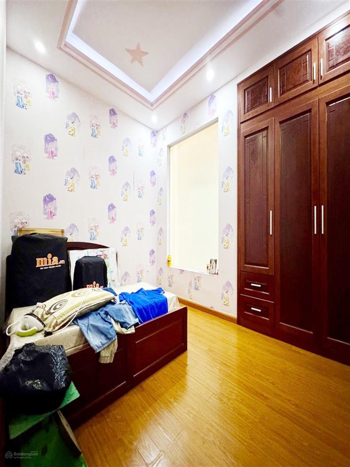 Nhà lạc long quân, sát công viên đầm sen, hẻm xe hơi thông khắp nơi, khu dân trí tiện ích bao quanh