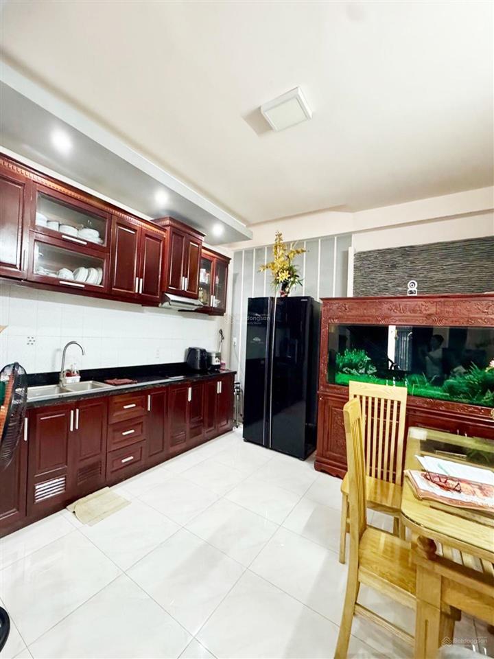 Nhà lạc long quân, sát công viên đầm sen, hẻm xe hơi thông khắp nơi, khu dân trí tiện ích bao quanh