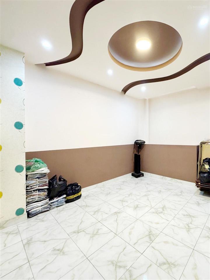 Nhà lạc long quân, sát công viên đầm sen, hẻm xe hơi thông khắp nơi, khu dân trí tiện ích bao quanh