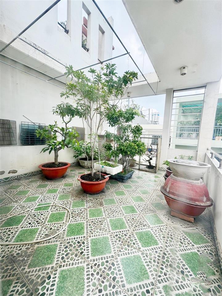 Nhà lạc long quân, sát công viên đầm sen, hẻm xe hơi thông khắp nơi, khu dân trí tiện ích bao quanh