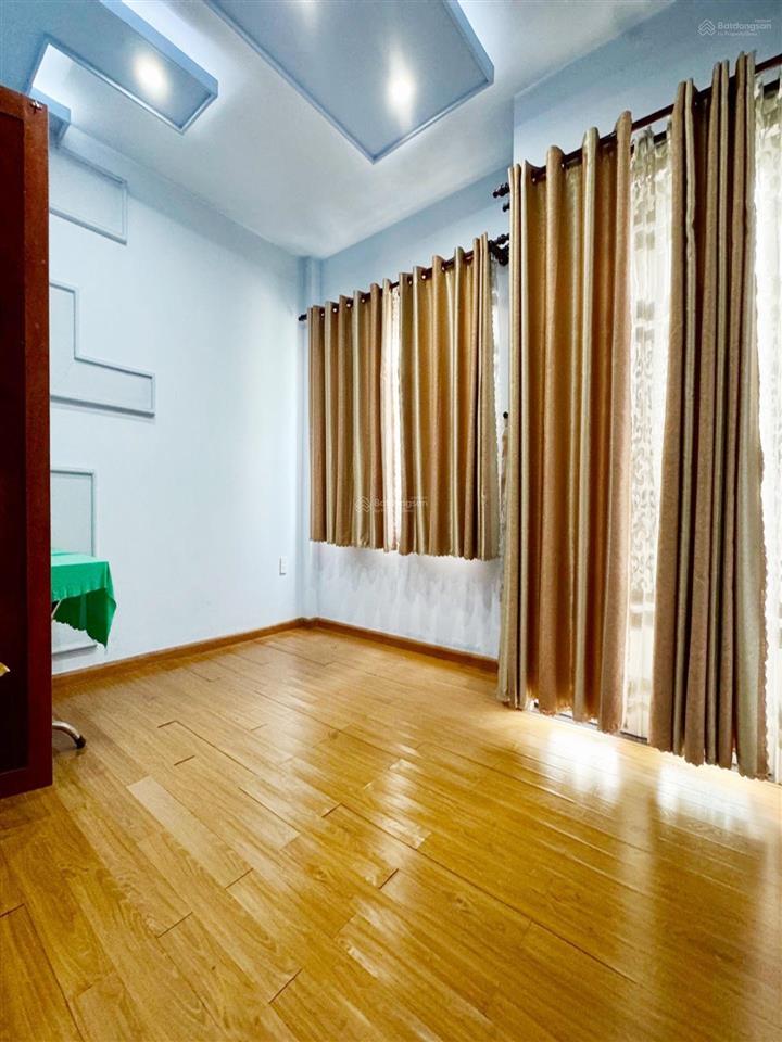 Nhà lạc long quân, sát công viên đầm sen, hẻm xe hơi thông khắp nơi, khu dân trí tiện ích bao quanh