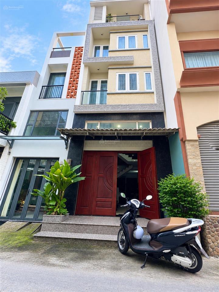 Nhà lạc long quân, sát công viên đầm sen, hẻm xe hơi thông khắp nơi, khu dân trí tiện ích bao quanh