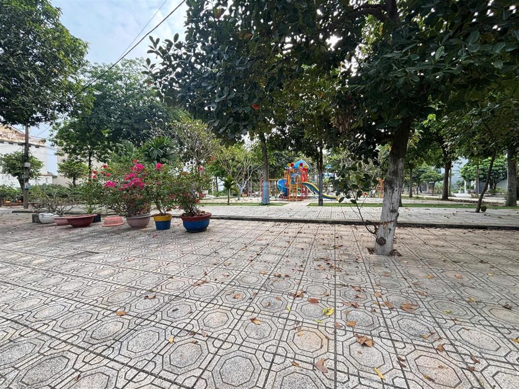 Bán nhà 4 tầng 90m2, đường 16m, gần công viên, song hành xa lộ hà nội, phước long a, quận 9