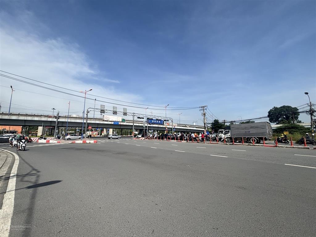 Nhà sát vincom q9  chỉ nhỉnh 5tỷ, 50m2, xe hơi thông, lê văn việt, hiệp phú, q9