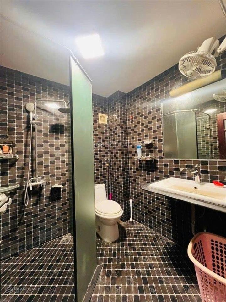 Bán nhà riêng, trung tâm cầu giấy, 54m2, 4 tầng, nội thất gỗ đẹp. nhà dân xây chắc chắn