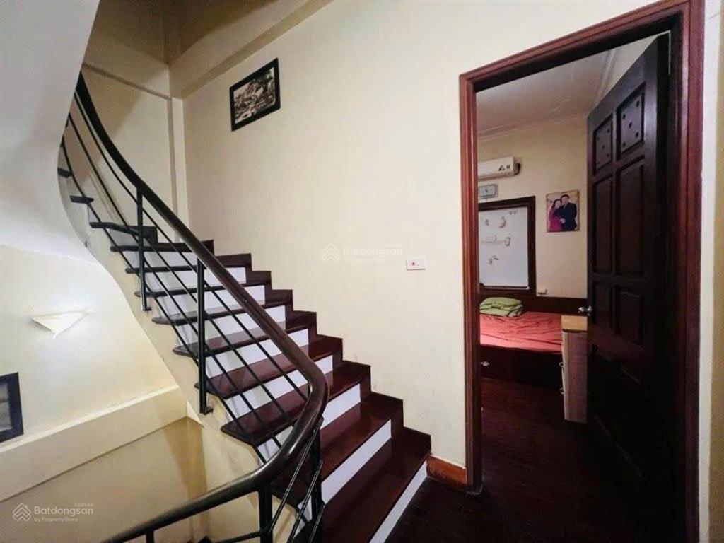 Bán nhà riêng, trung tâm cầu giấy, 54m2, 4 tầng, nội thất gỗ đẹp. nhà dân xây chắc chắn