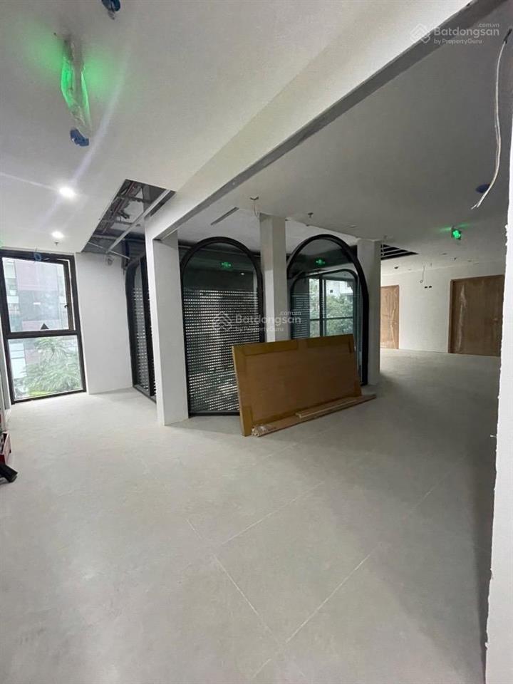 Tòa văn phòng nguyễn hoàng diện tích 240m², 10 tầng mặt tiền 18m giá 142 tỷ dòng tiền khủng