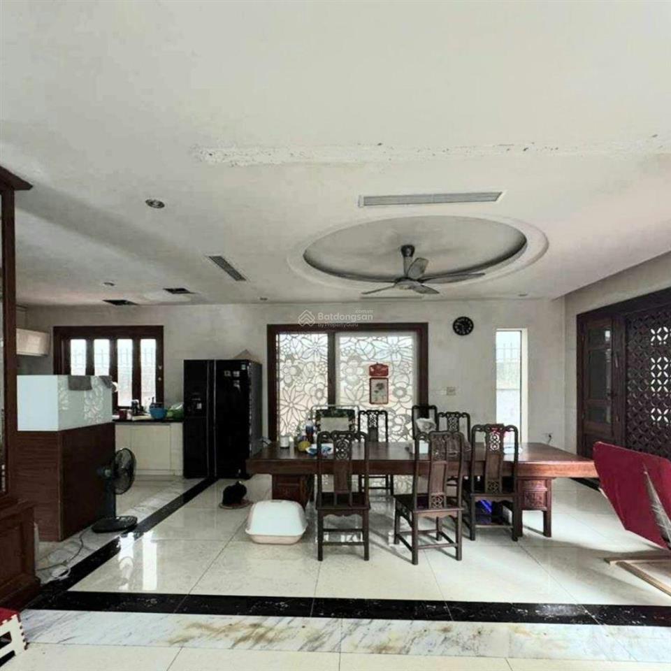 Biệt thự kđt dịch vọng 310m2 5 tầng thang máy hầm 5 ô tô chỉ 90 tỷ