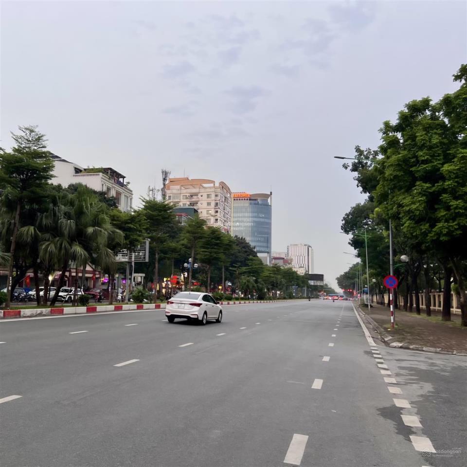 Tòa văn phòng 8 tầng hoàng quốc việt 270m, 133 tỷ dòng tiền 450tr/tháng
