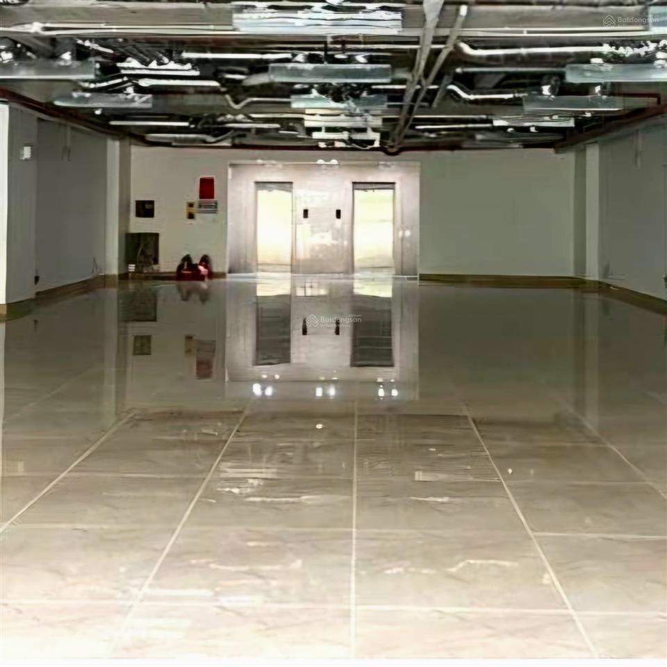 Tòa văn phòng 8 tầng hoàng quốc việt 270m, 133 tỷ dòng tiền 450tr/tháng