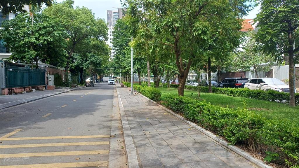 Biệt thự trần kim xuyến 200m đất vàng kđt yên hòa mặt tiền 15m