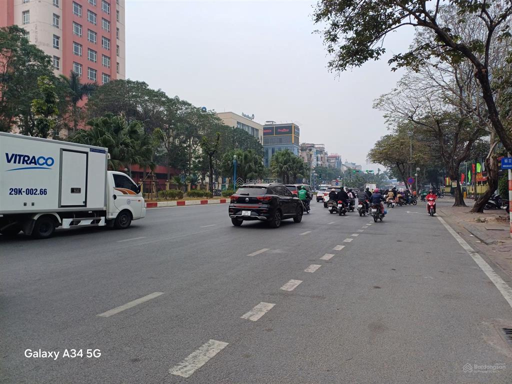 Mặt phố hoàng quốc việt  205m  7 tầng thang máy  90 tỷ kinh doanh đỉnh