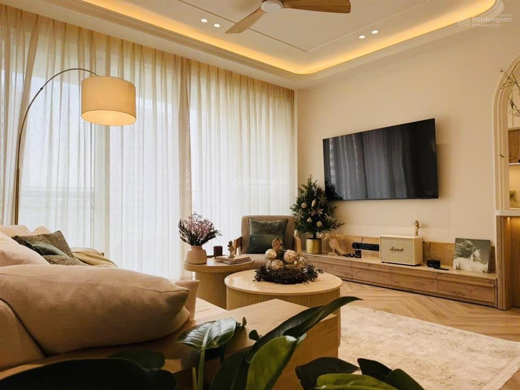 Cần bán siêu phẩm riverpark risedence view trực diện công viên, full nội thấp cao cấp mới 100%.