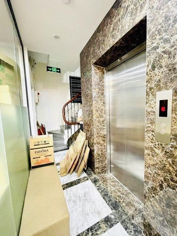 Bán tòa văn phòng! nguyễn thị định, thang máy, ô tô tránh, vỉa hè, thông thẳng phố, kd, vp. 70m2*6t