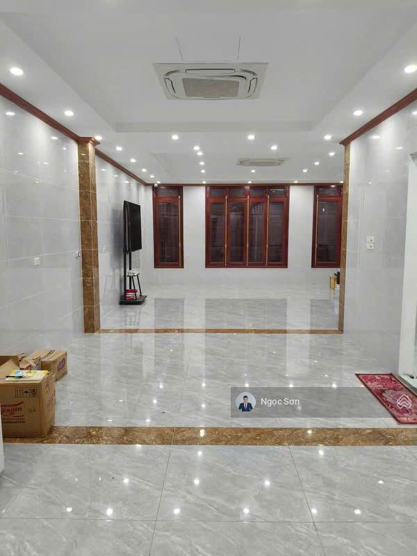 Cho thuê tầng 2 tòa nhà văn phòng khu c geleximco có thang máy