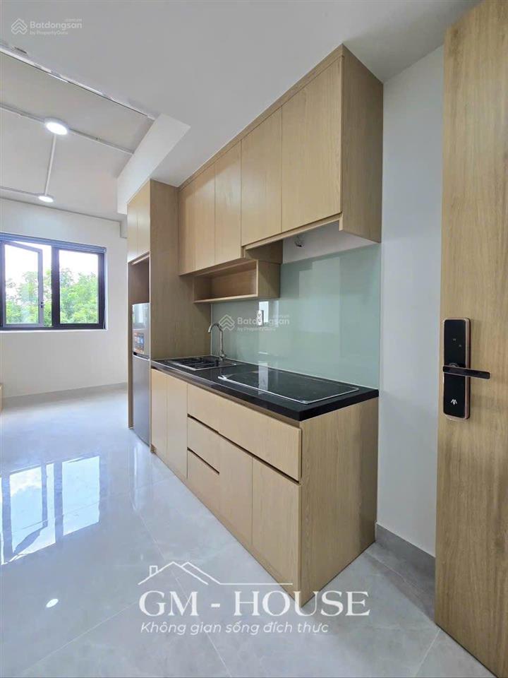 Cho thuê studio cửa sổ lớn full nội thất tại ung văn khiêm đi qua hutech 5p