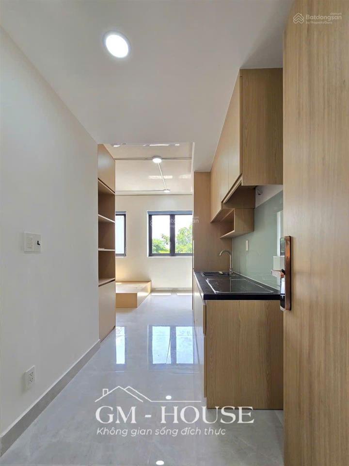 Cho thuê studio cửa sổ lớn full nội thất tại ung văn khiêm đi qua hutech 5p