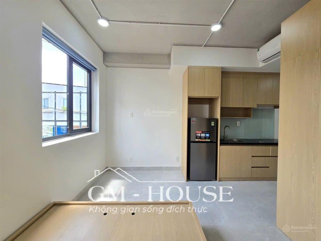 Cho thuê studio cửa sổ lớn full nội thất tại ung văn khiêm đi qua hutech 5p