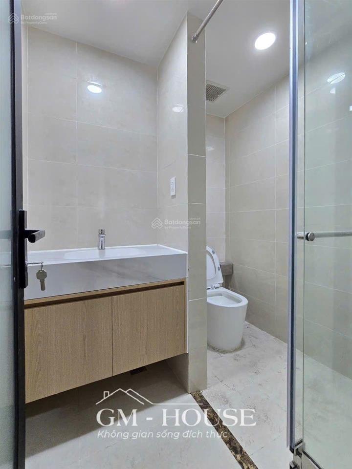 Cho thuê studio cửa sổ lớn full nội thất tại ung văn khiêm đi qua hutech 5p
