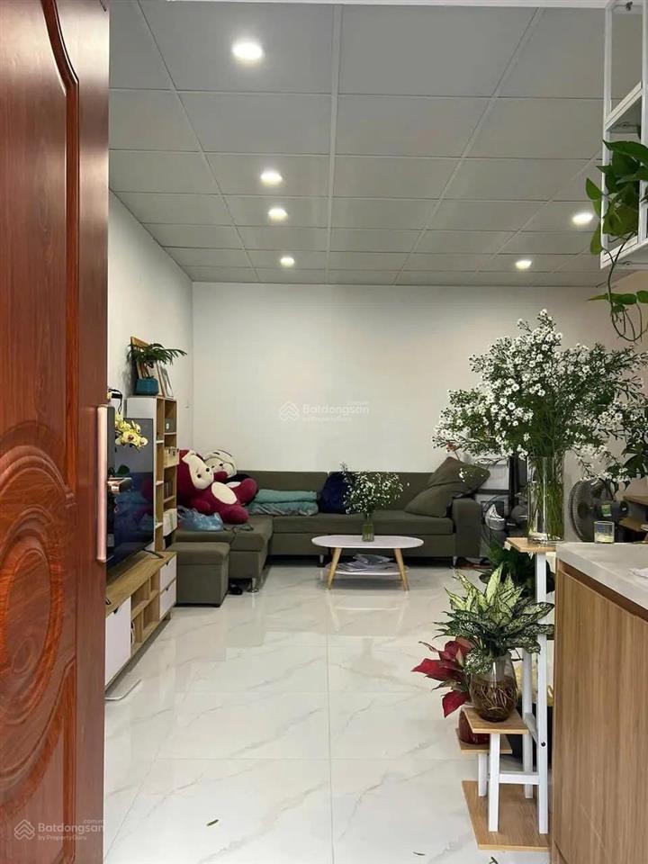 Bán nhà lê lợi  cổng chợ hà đông 100m là ga tầu điện. trước nhà sân chung thoáng mát 34m 2 tầng