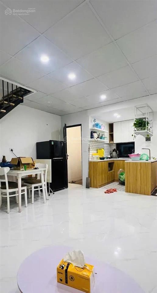 Bán nhà lê lợi  cổng chợ hà đông 100m là ga tầu điện. trước nhà sân chung thoáng mát 34m 2 tầng
