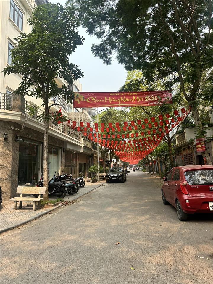 Duy nhất 1 căn nhà mới full nội thất, ô tô đỗ cửa, ngay bưu điện hà đông. giá chỉ 6 tỷ