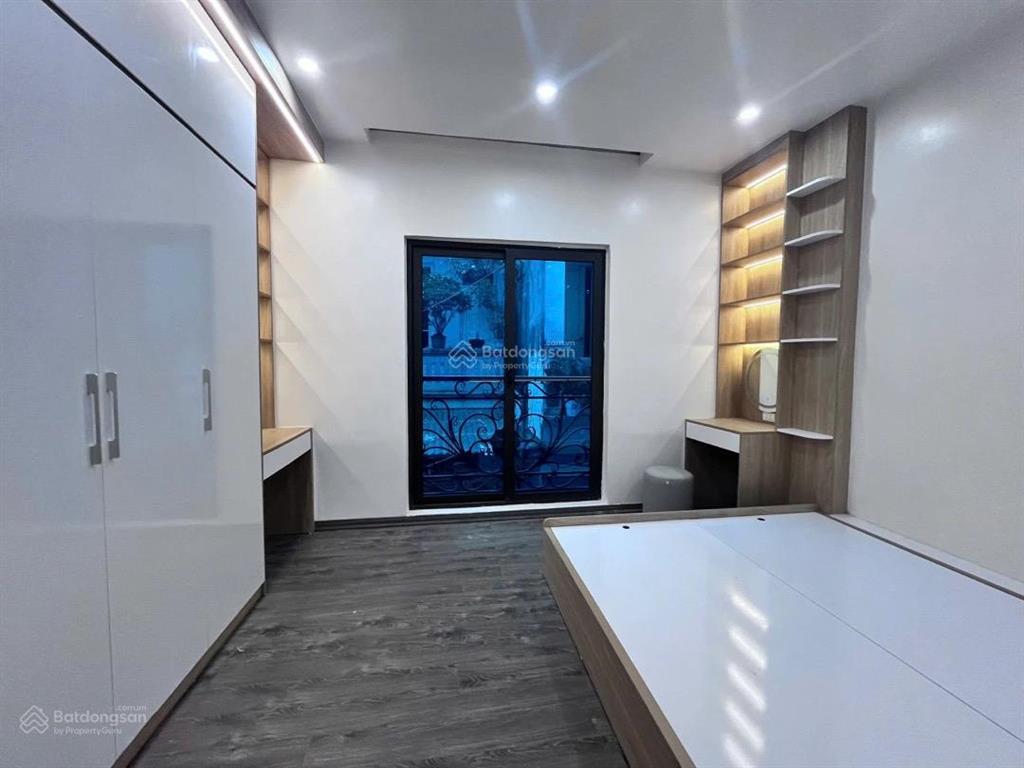 Duy nhất 1 căn nhà mới full nội thất, ô tô đỗ cửa, ngay bưu điện hà đông. giá chỉ 6 tỷ