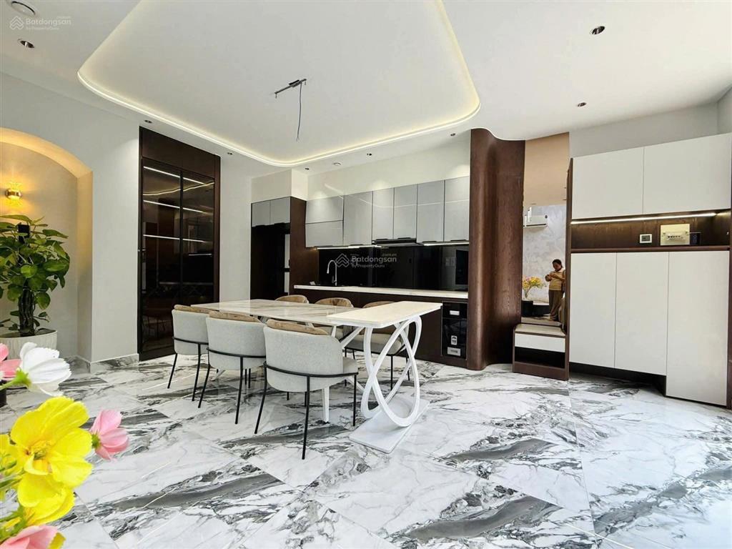 Nhà đẹp, hẻm 8m  lê văn sỹ, sát q3  4 tầng, 6x12  cam kết chuẩn 100%