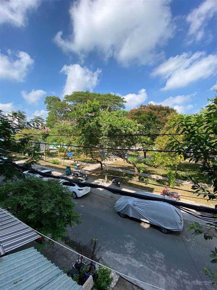 Bán nhà mặt tiền kdc tên lửabình tânđối diện công viên 80m2.