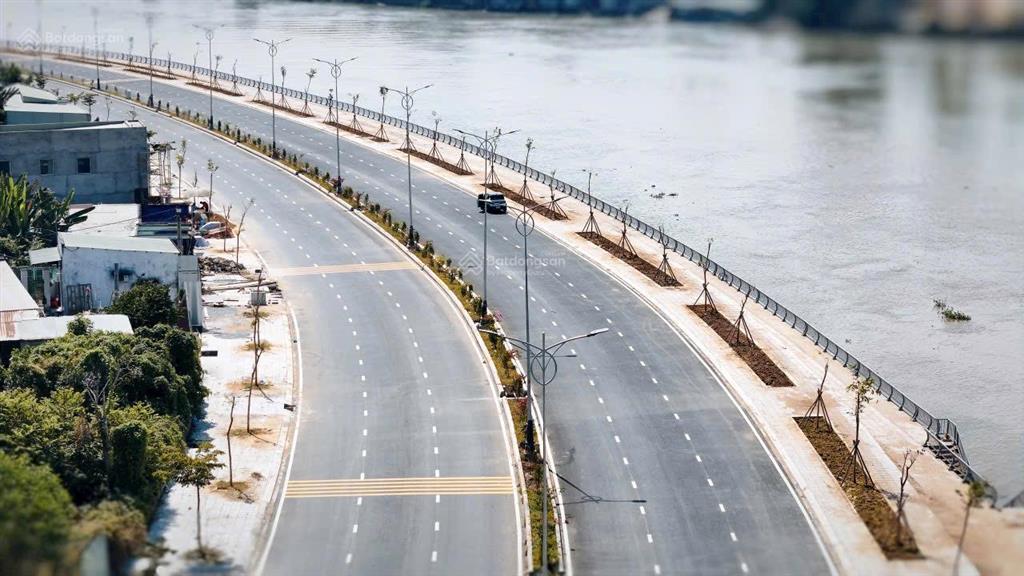 Bán lô đất (góc 2 mặt tiền). dt 280m2 thổ cư 100% đường 40m + vỉa hè 5m view sông bờ kè bửu long