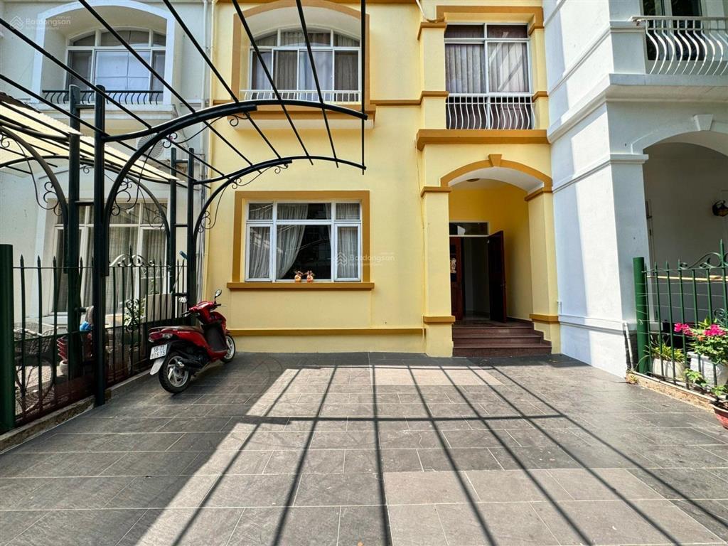 Bán nhà mặt phố số 44 hưng thái 1, phú mỹ hưng q7, giá 32 tỷ 7x18m, hướng nam khu compound
