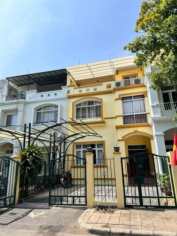 Bán nhà mặt phố số 44 hưng thái 1, phú mỹ hưng q7, giá 32 tỷ 7x18m, hướng nam khu compound