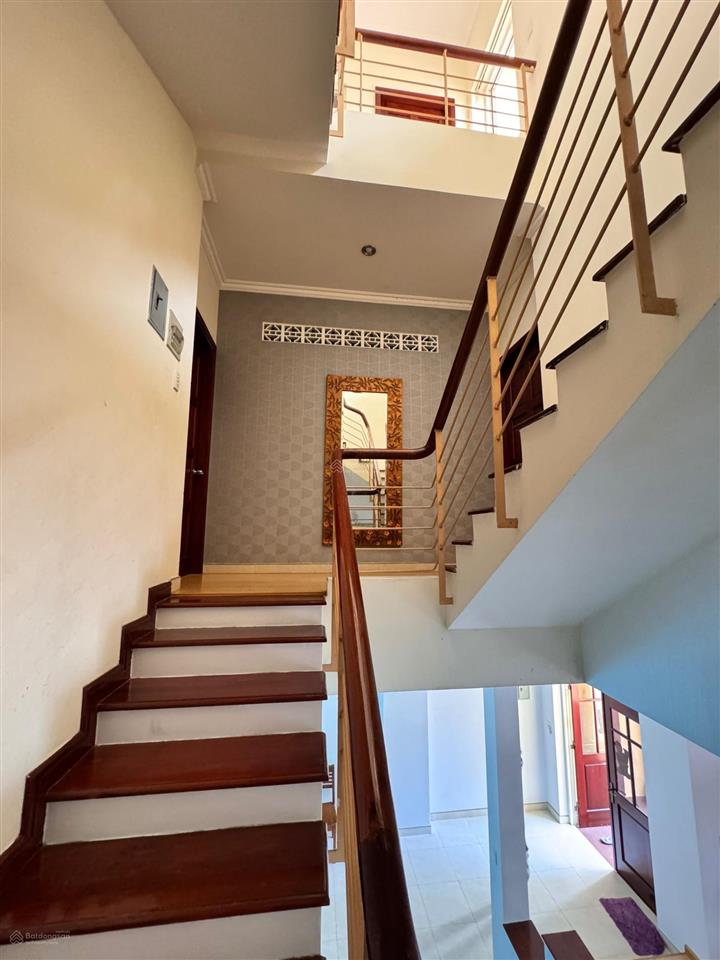 Bán nhà mặt phố số 44 hưng thái 1, phú mỹ hưng q7, giá 32 tỷ 7x18m, hướng nam khu compound