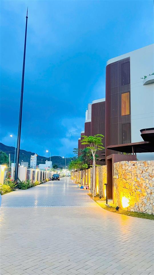 Bán biệt thự biển b12 charm long hải, giá 34 tỷ 327m2 có nội thất, thang máy, hồ bơi nhà mới 100%.