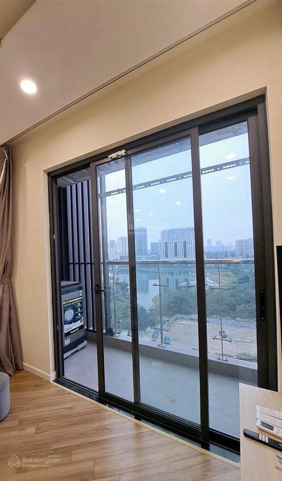 Cần bán gấp căn 2pn 70m2, sổ đỏ lâu dài, view hồ, tầng cao giá 4.8 tỷ chưa bao phí