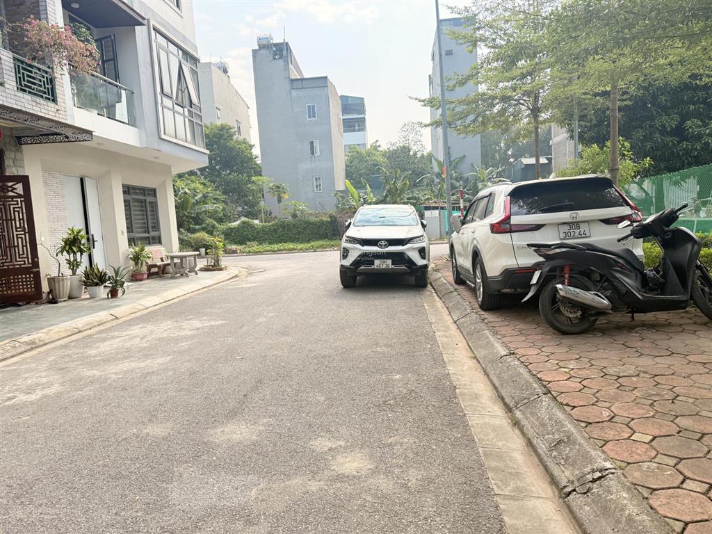 Tđc giang biên  70m  mt 4,5m, vỉa hè kinh doanh, ô tô tránh, view công viên
