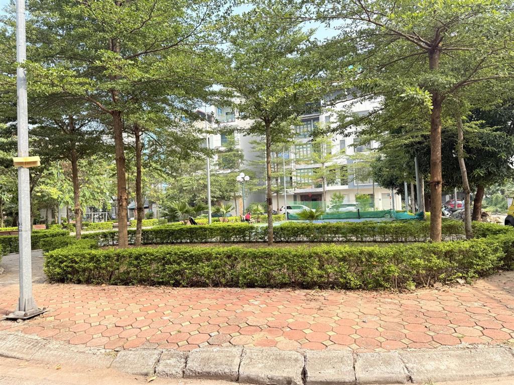 Tđc giang biên  70m  mt 4,5m, vỉa hè kinh doanh, ô tô tránh, view công viên